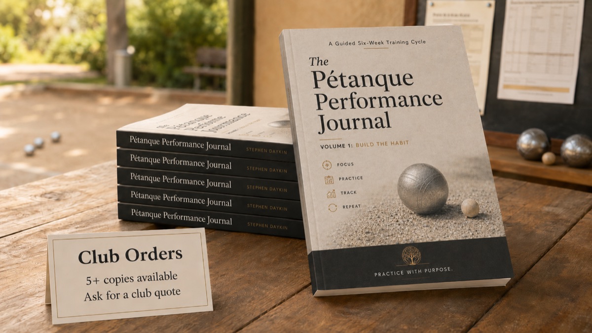 Une pile d'exemplaires du Journal de la Performance à la Pétanque avec un panneau « Club Orders — 5+ exemplaires disponibles » posé à côté.